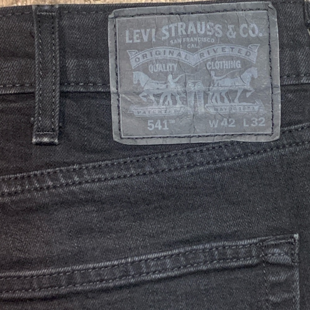 541 Levi’s 42x32 - Picture 3 of 5